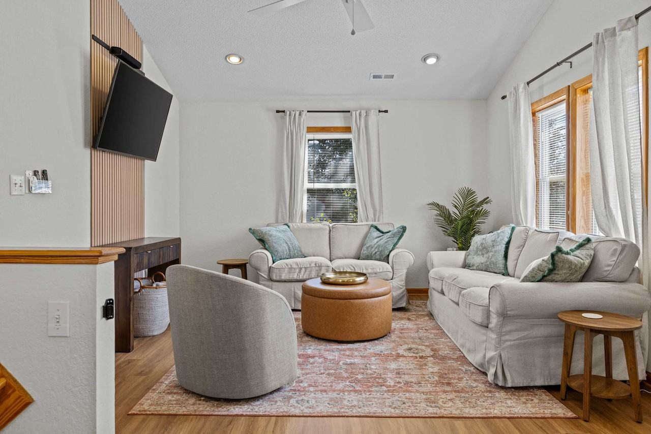 2027 Hampton St #1060716P - Photo 3 of 48