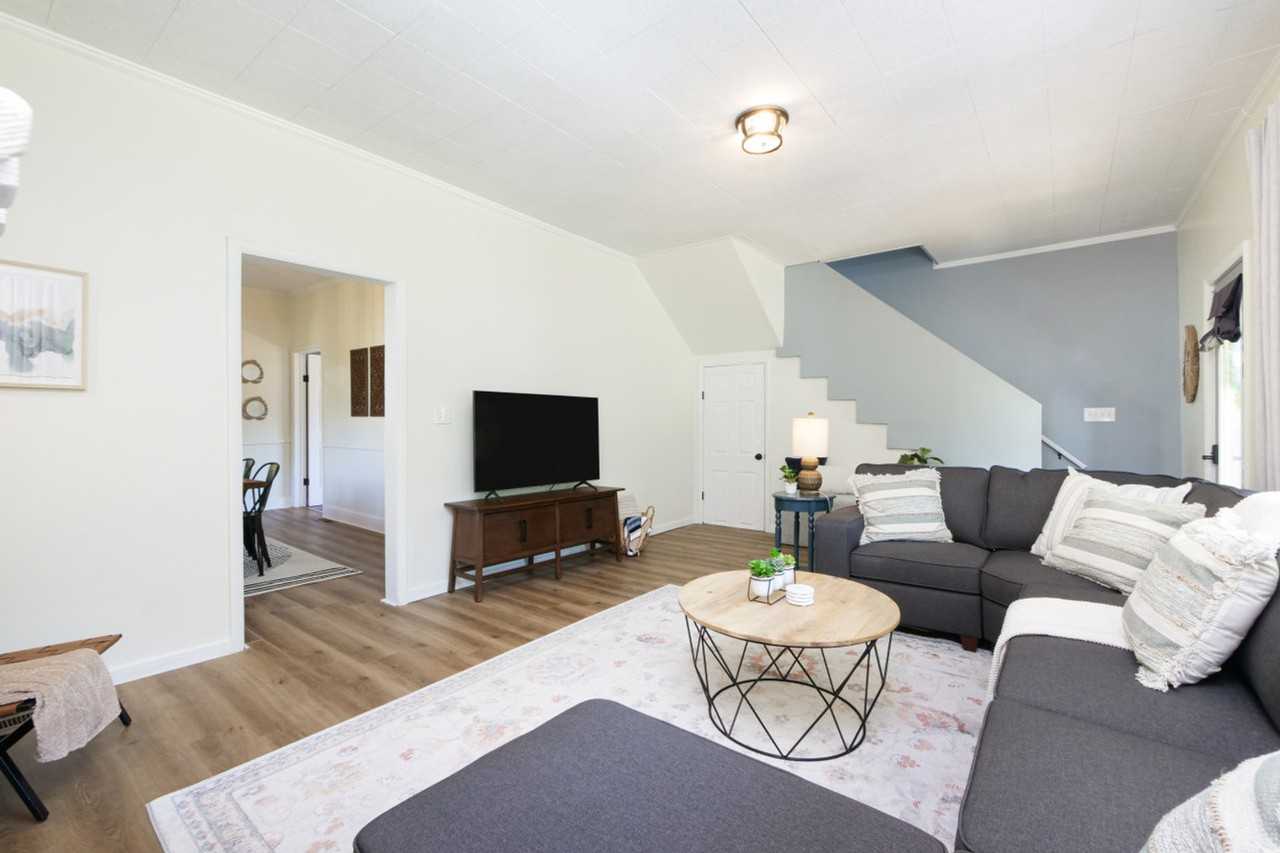 729 E State St #1061034P - Photo 3 of 47