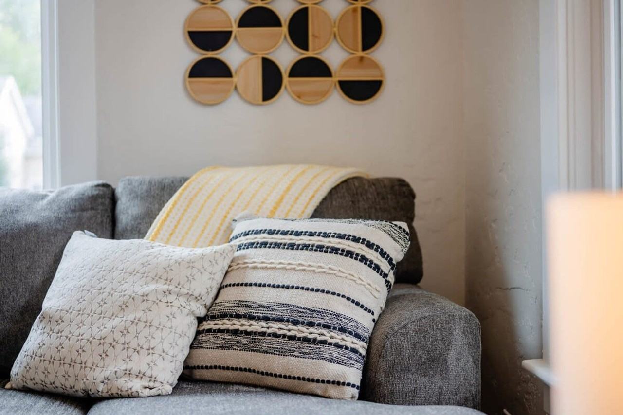 710 E Franklin St #1061627P - Photo 2 of 21