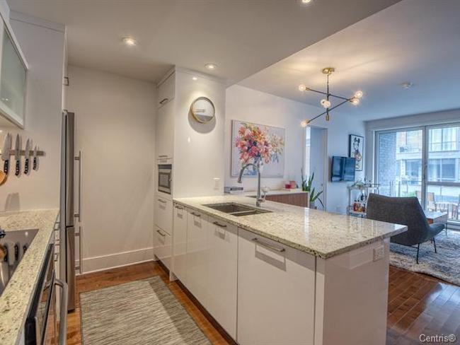 901 Rue de la Commune Est - Photo 3 of 13