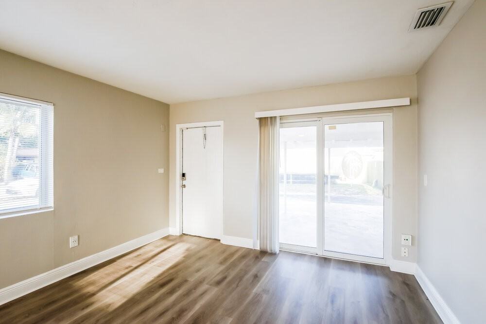 256 Ne 45th Ct - Photo 3 of 16
