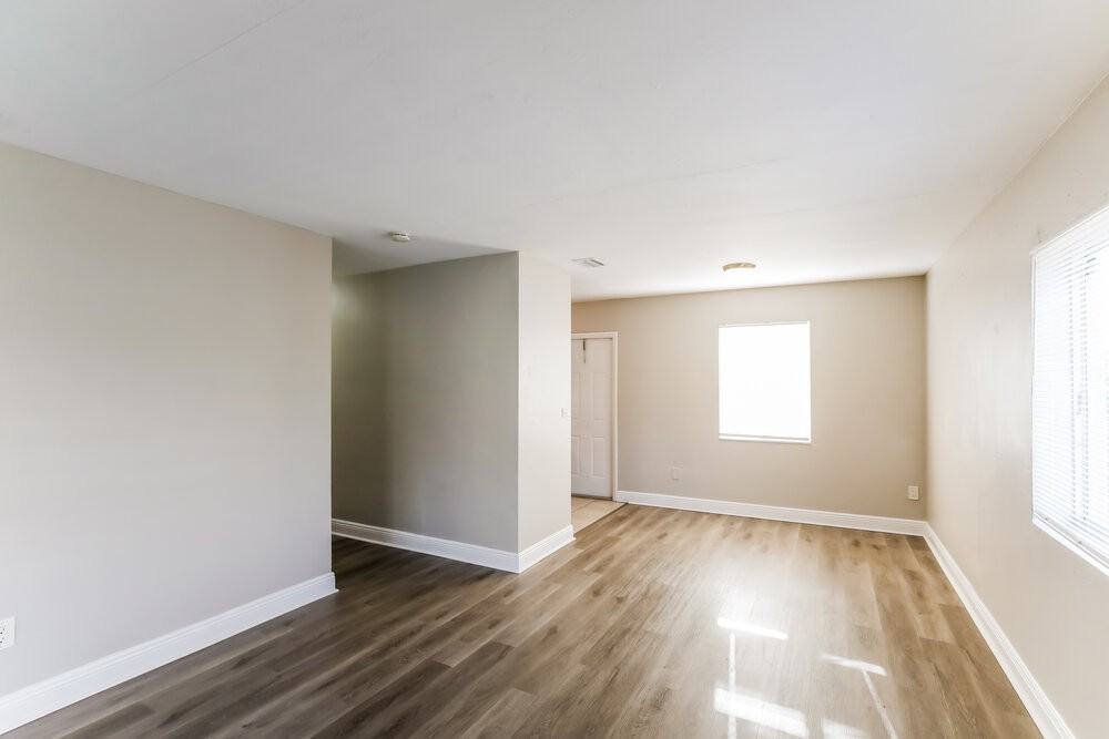 256 Ne 45th Ct - Photo 4 of 16