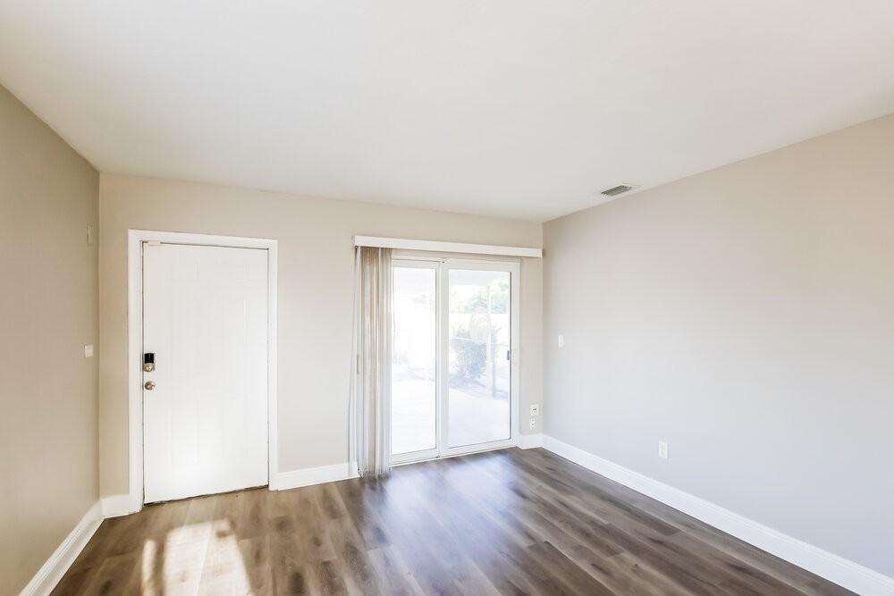 256 Ne 45th Ct - Photo 5 of 16