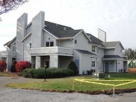 featured image of 984 Burdeck St