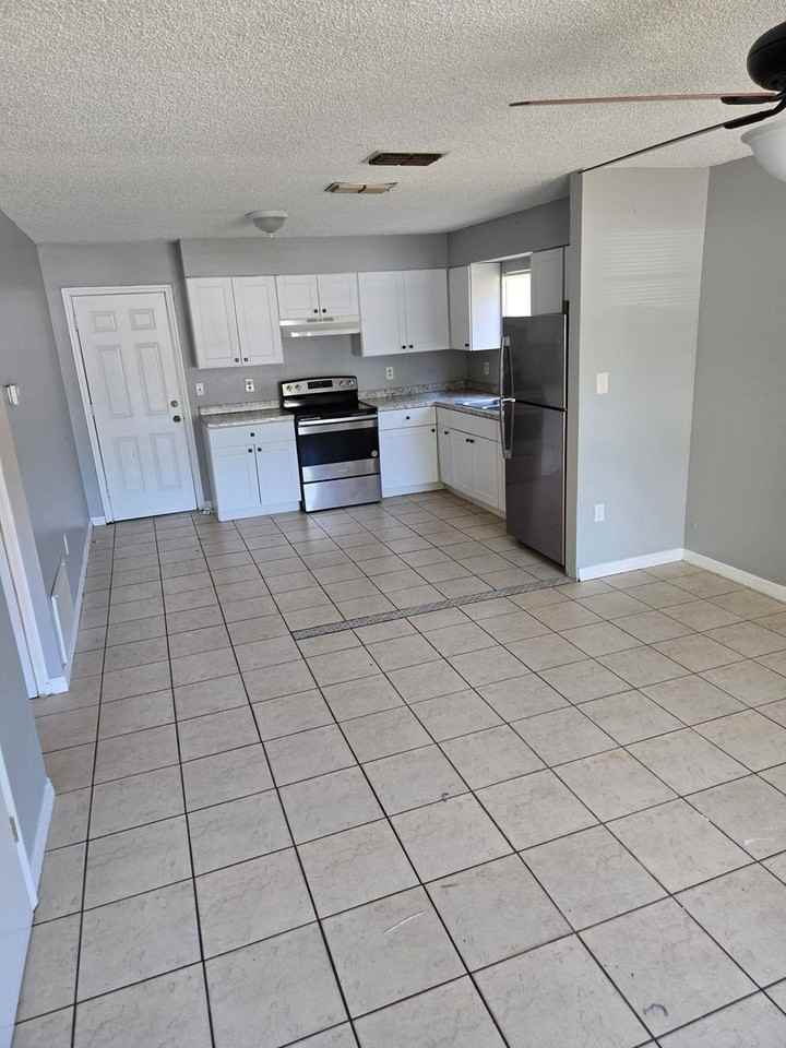 1713 Birchwood Cir - Photo 2 of 13