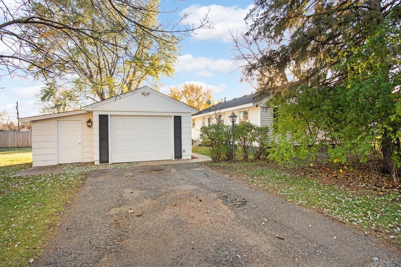 9480 Quaker Ln N - Photo 2 of 16