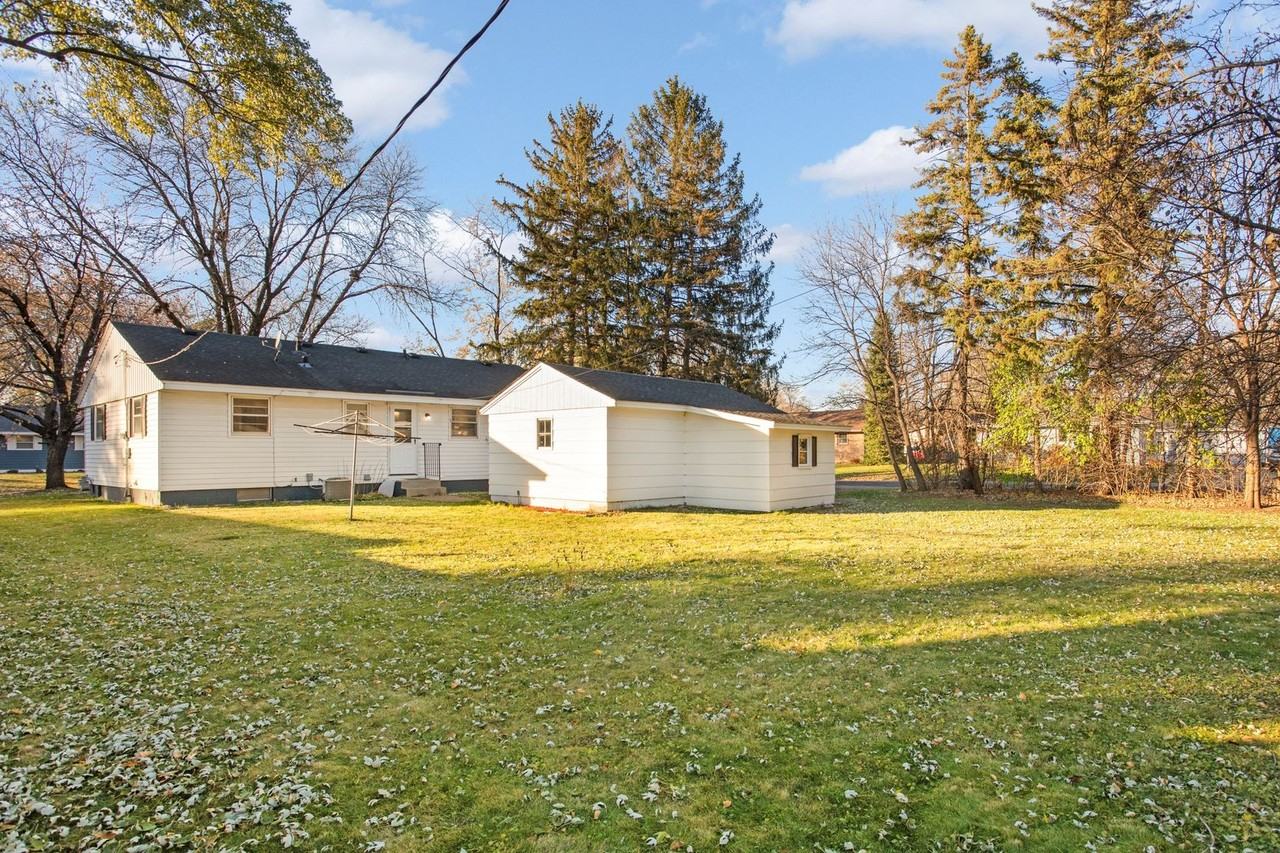 9480 Quaker Ln N - Photo 3 of 16