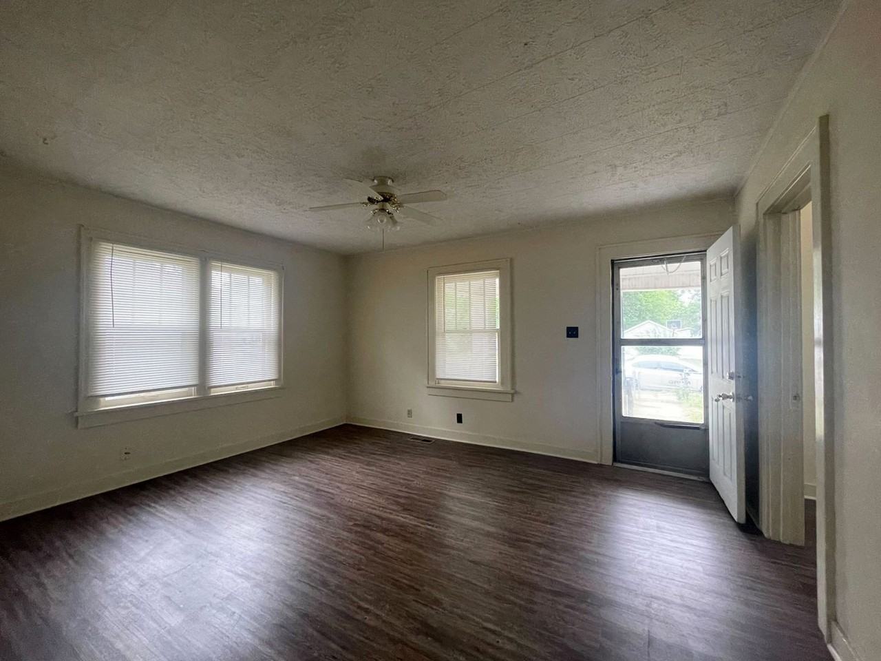 804 E 6th Ave - Photo 3 of 15