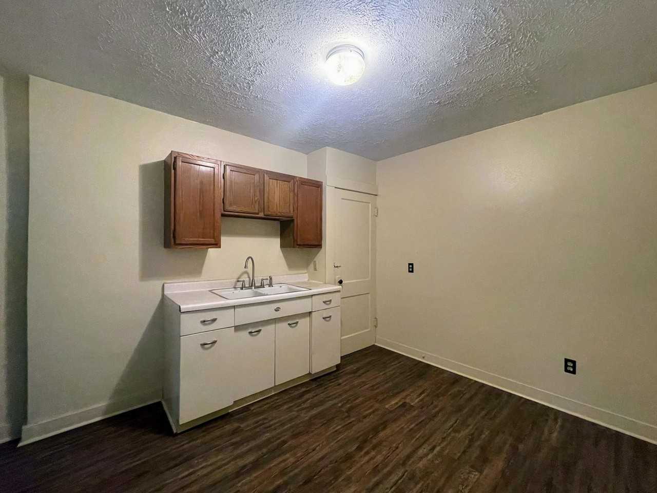 804 E 6th Ave - Photo 6 of 15