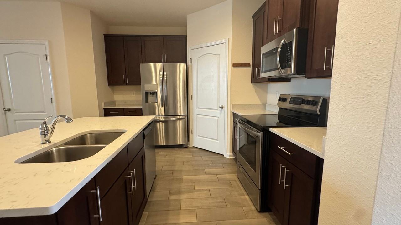 24 Bush Pl - Photo 5 of 26