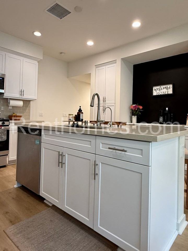 344 Stream Ct - Photo 3 of 24