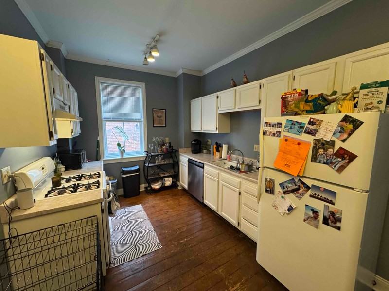 889 S Front St - Photo 2 of 6