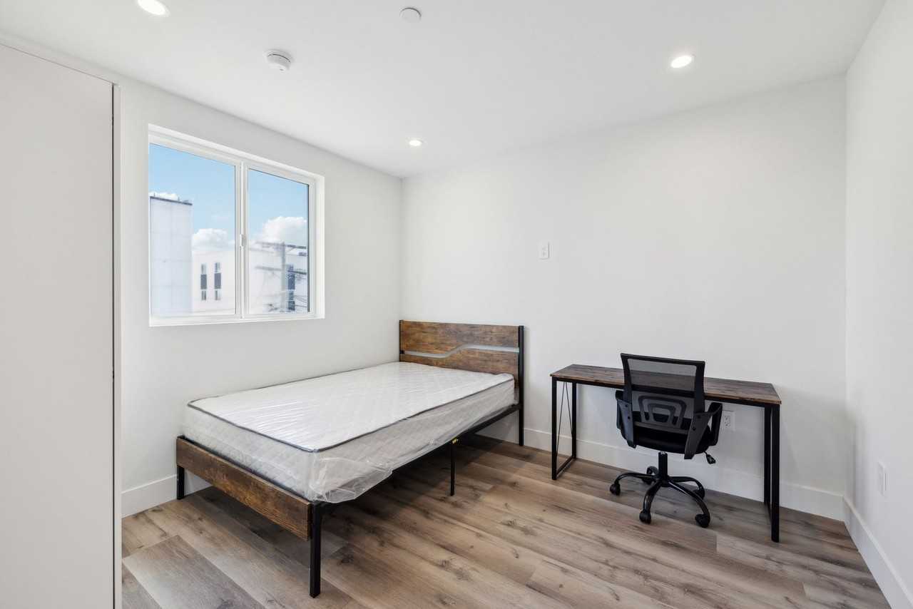 Leo P 1348 W 37th Pl - Photo 6 of 9