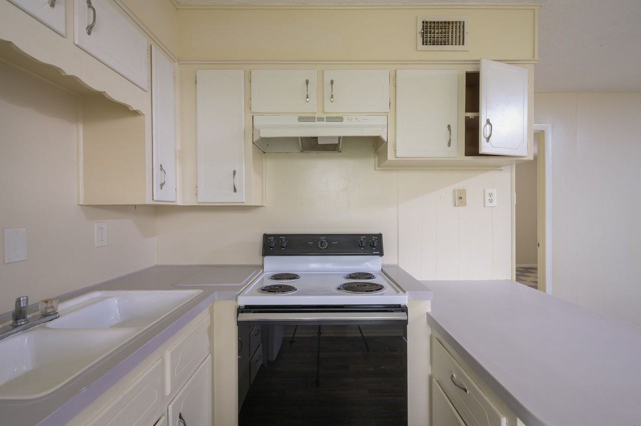 B&I APARTMENTS - Photo 2 of 23