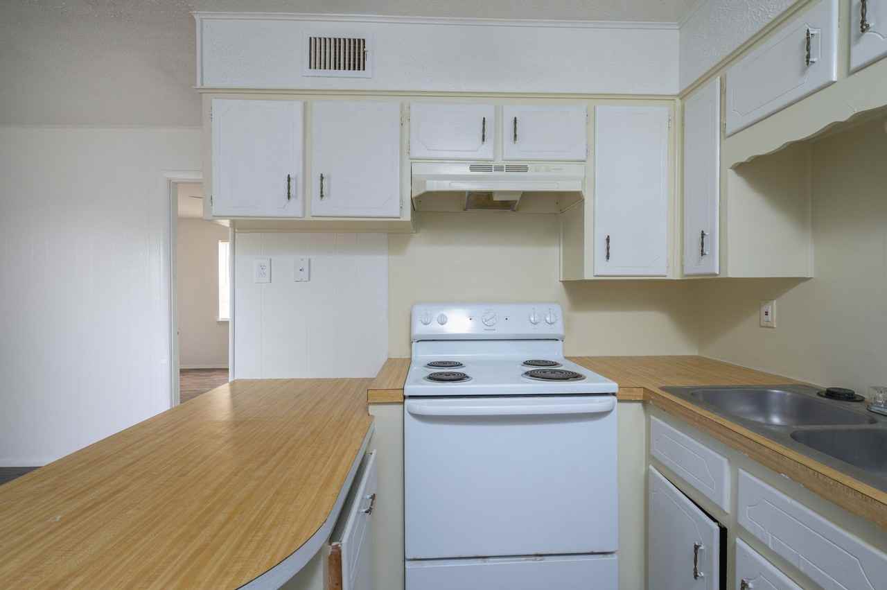 B&I APARTMENTS - Photo 3 of 23
