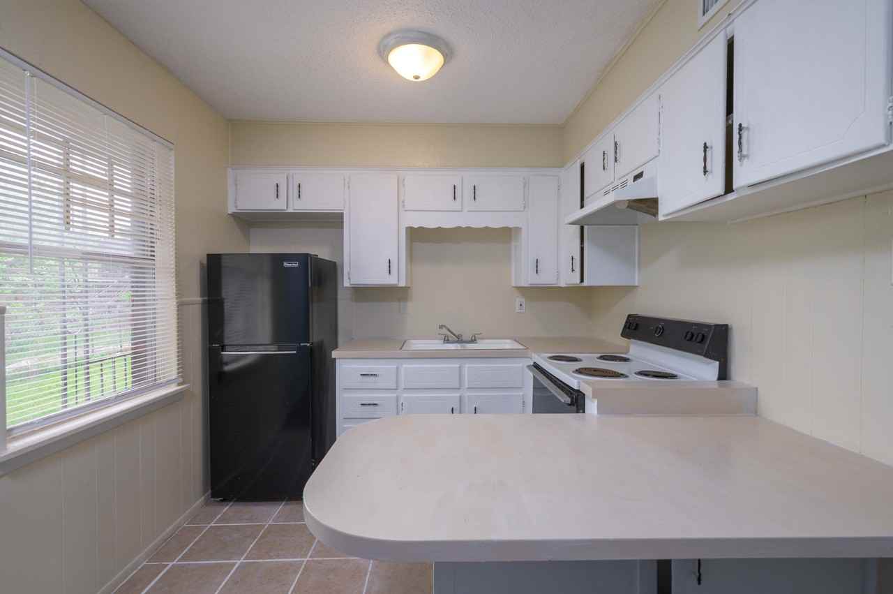 B&I APARTMENTS - Photo 4 of 23