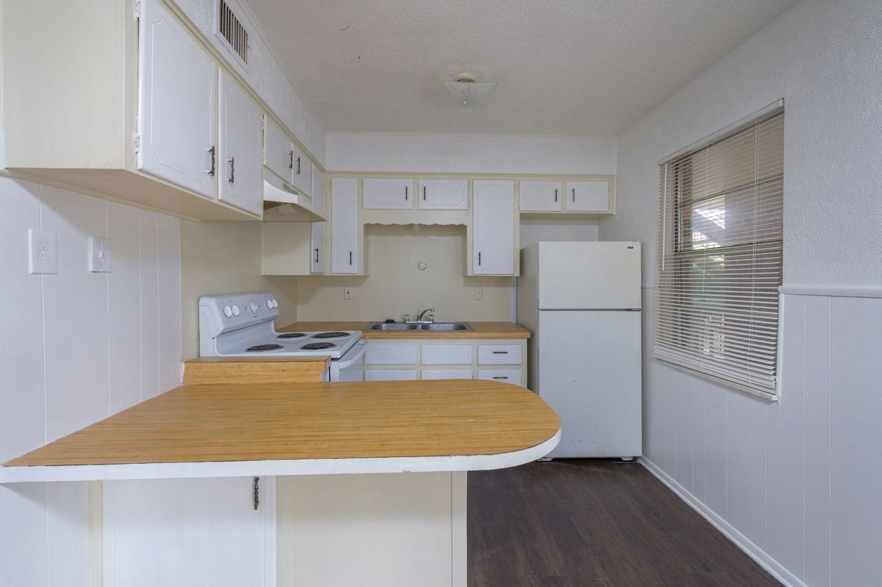 B&I APARTMENTS - Photo 6 of 23