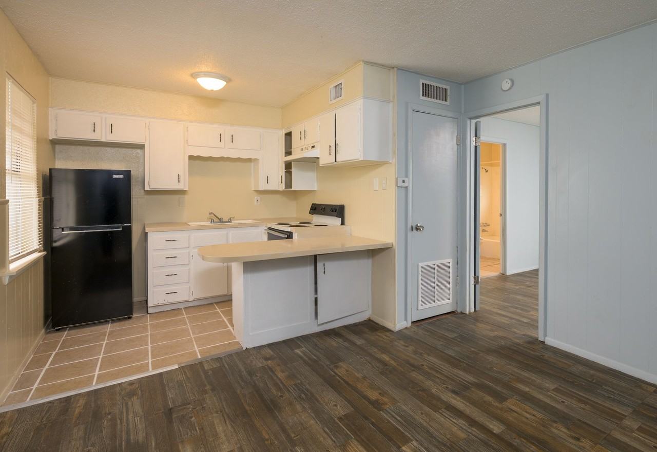 B&I APARTMENTS - Photo 7 of 23