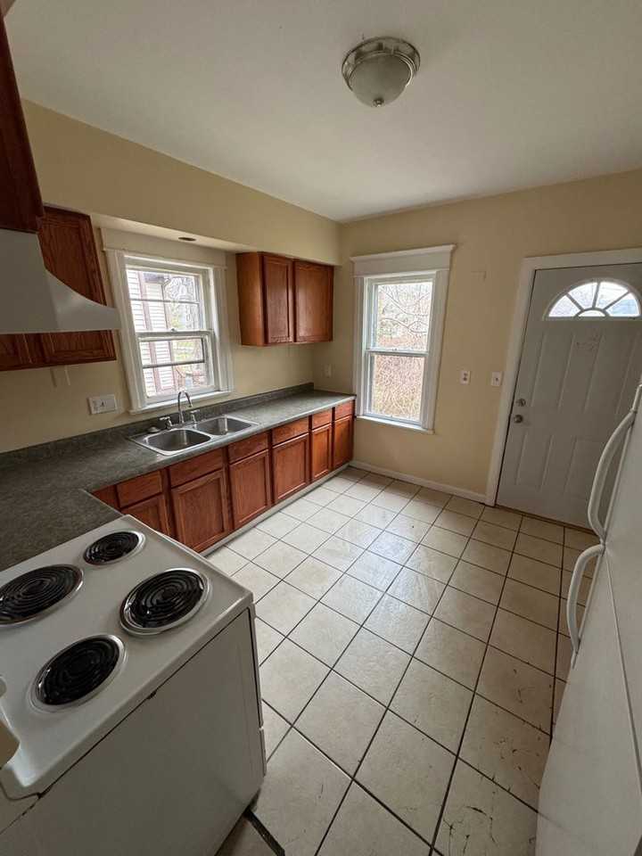 949 Grant Ave - Photo 2 of 11