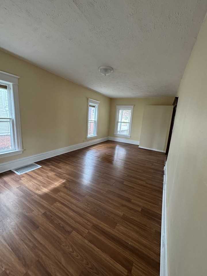 949 Grant Ave - Photo 3 of 11