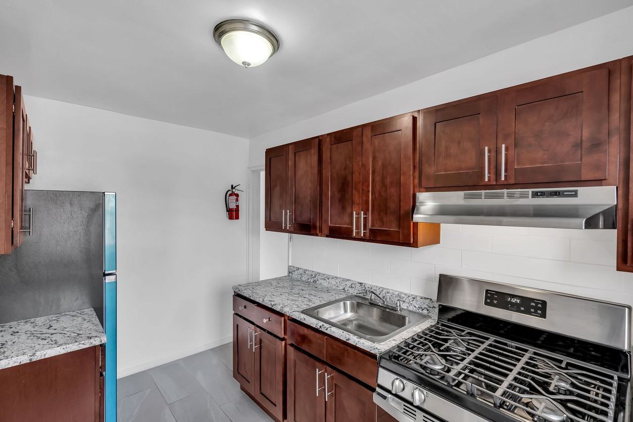 Chilton Hall Apartments - Photo 4 of 50