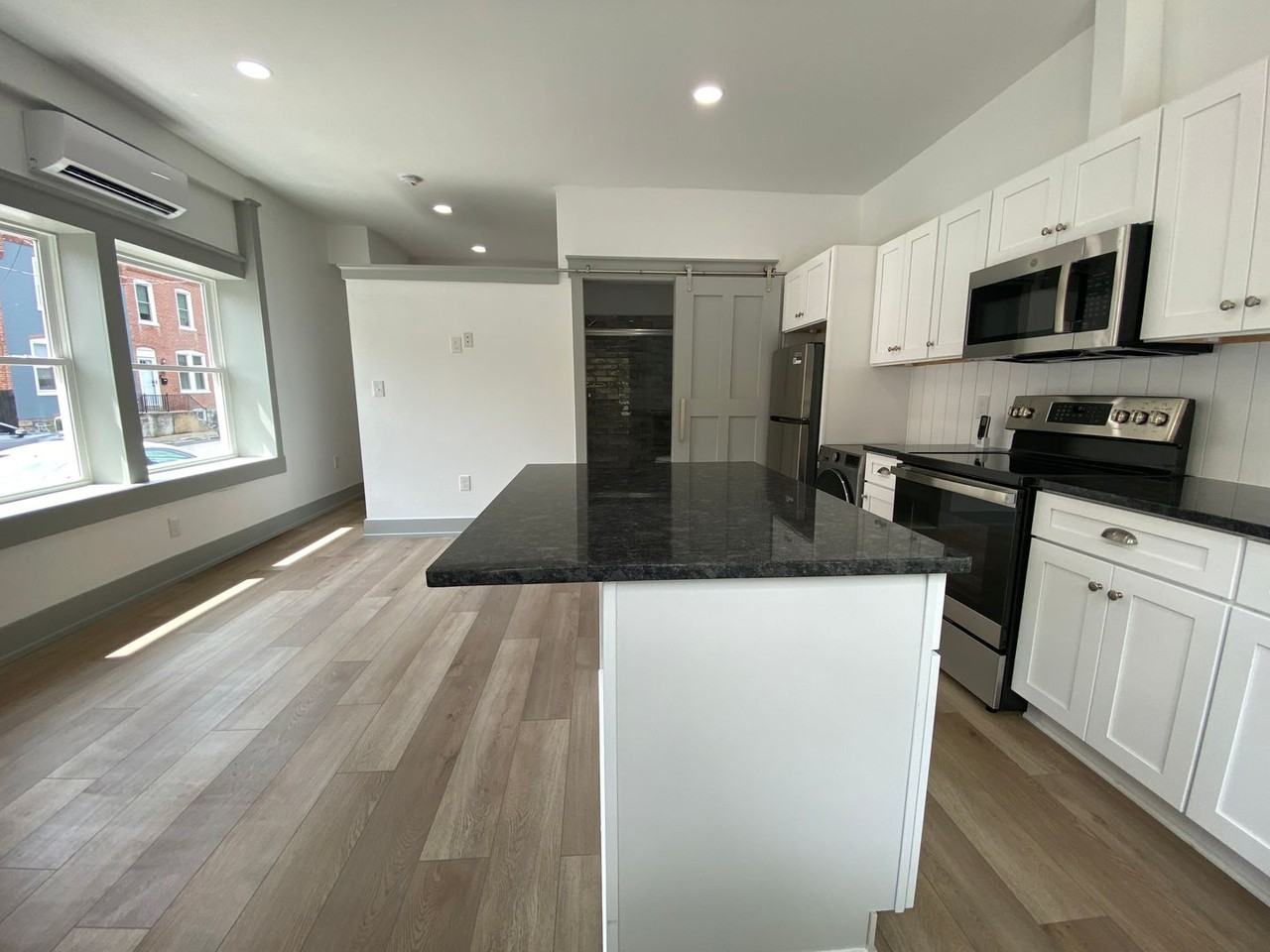 627 Manor St - Photo 3 of 12