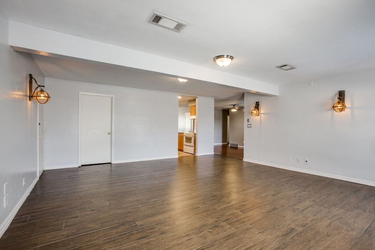 4425 Windsor Dr - Photo 2 of 12