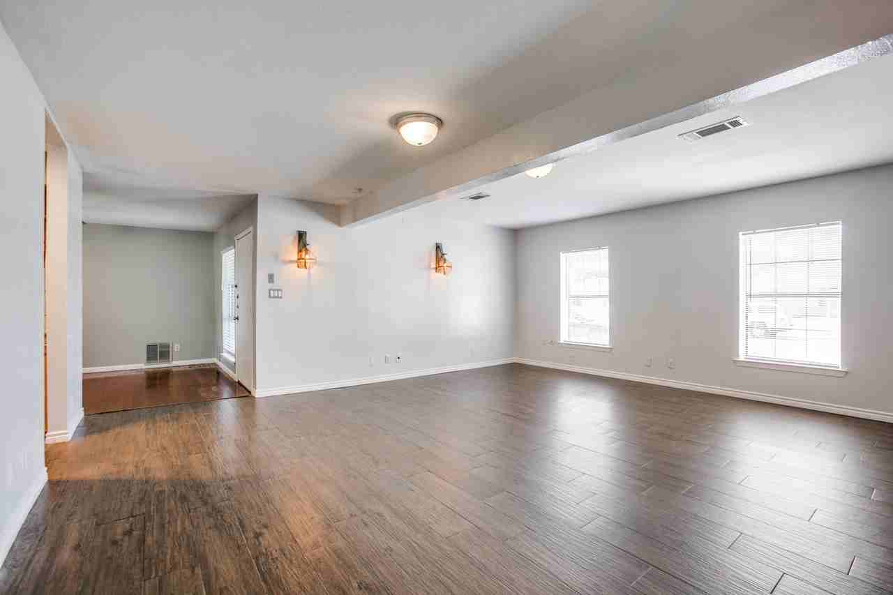 4425 Windsor Dr - Photo 3 of 12