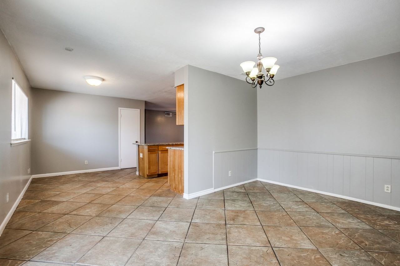 4425 Windsor Dr - Photo 4 of 12