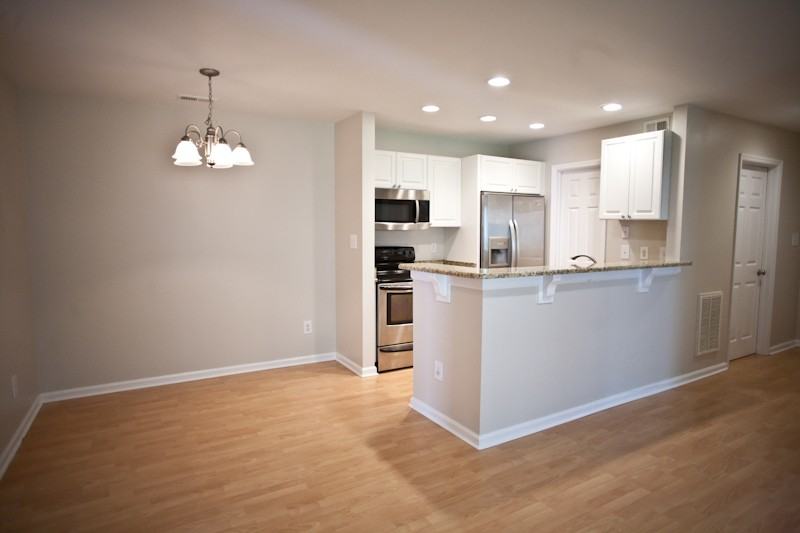 1008 Kingswood Dr Apt J - Photo 2 of 19