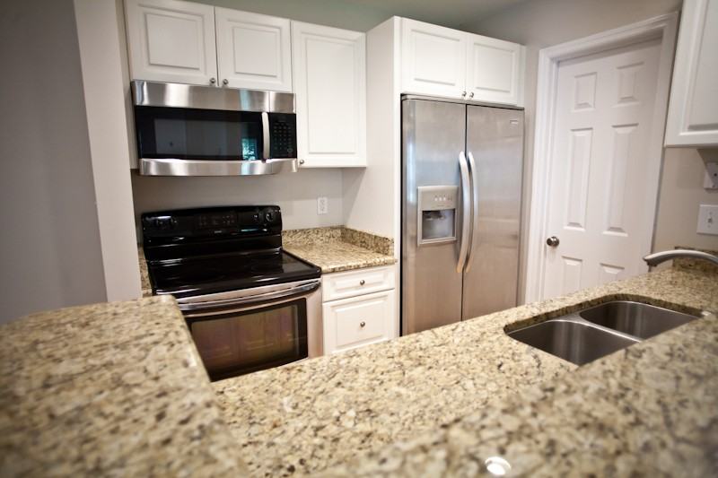 1008 Kingswood Dr Apt J - Photo 3 of 19