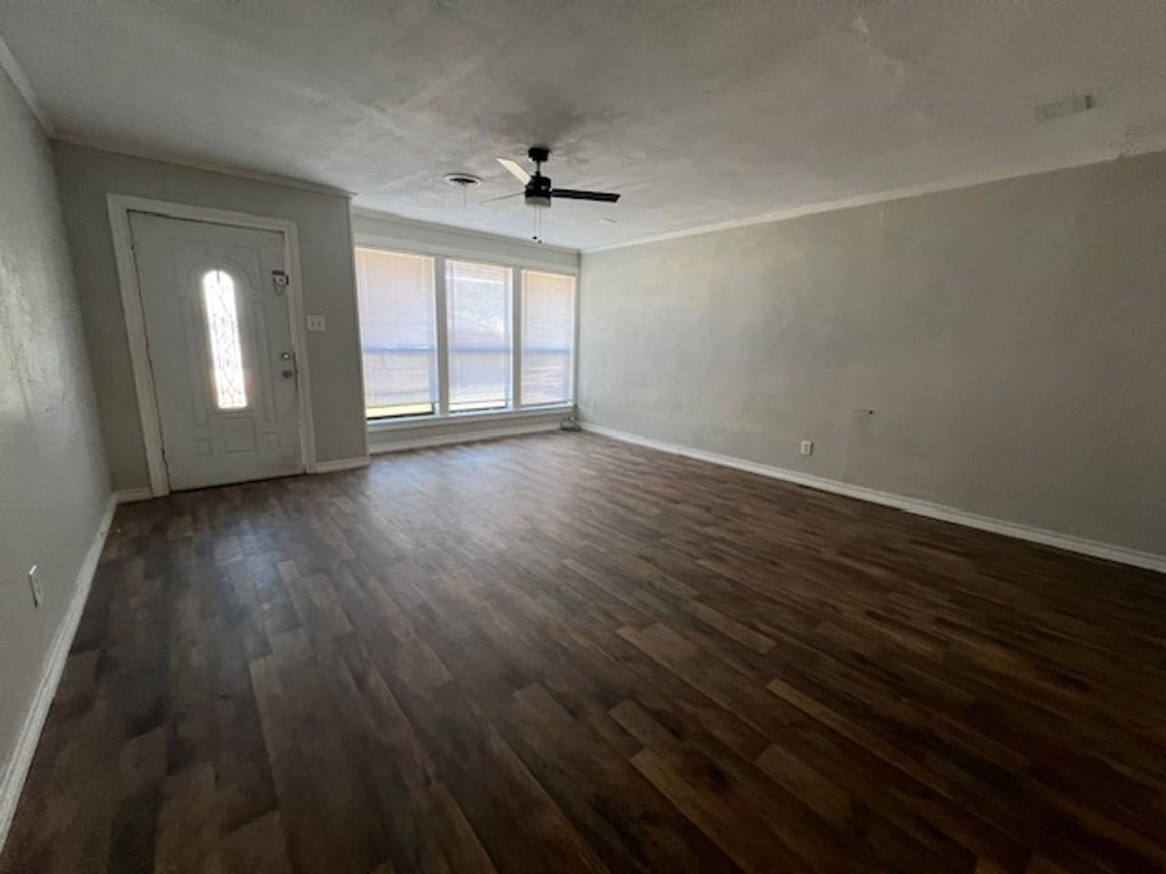 910 S La Salle Dr - Photo 2 of 12