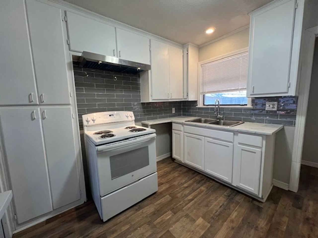 910 S La Salle Dr - Photo 4 of 12