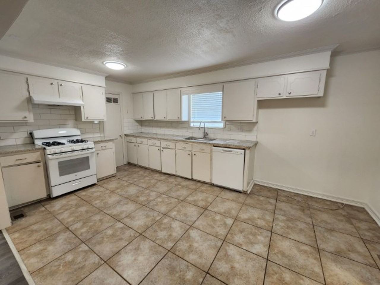 3112 Potter St - Photo 4 of 24