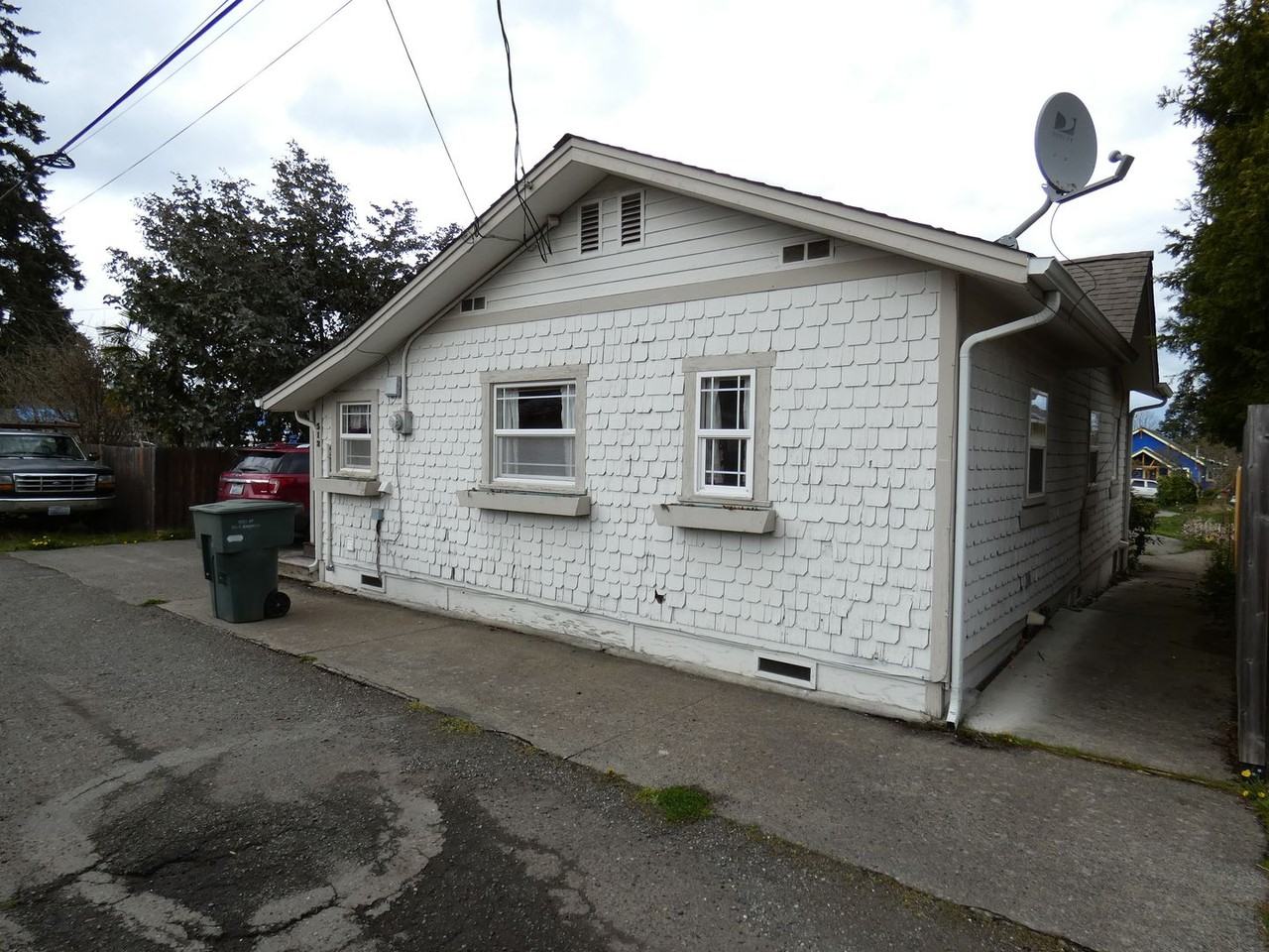 512 W 12th St - Photo 2 of 22