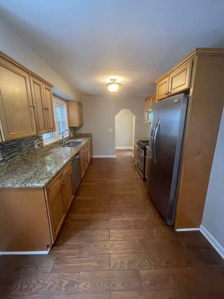 1304 Douglas Ave - Photo 5 of 15