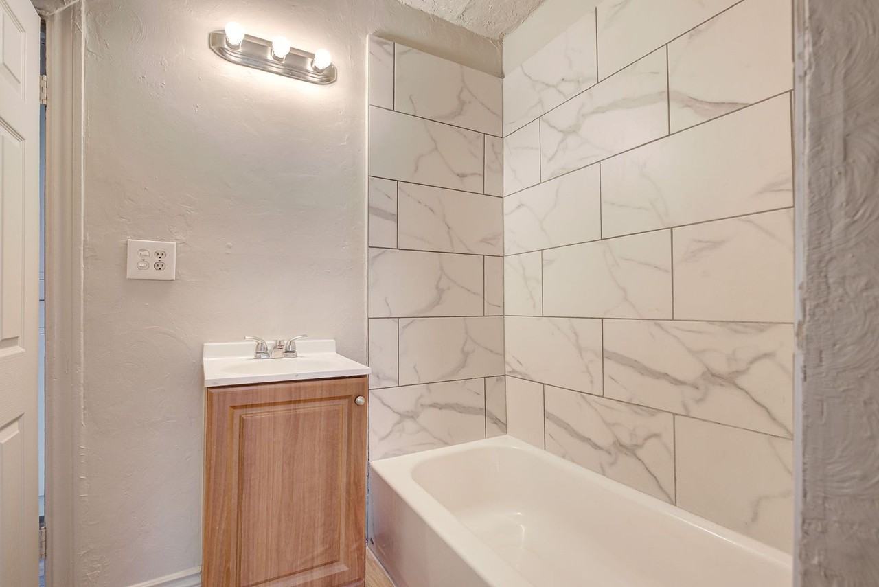 1426 Ne 24th St - Photo 3 of 50