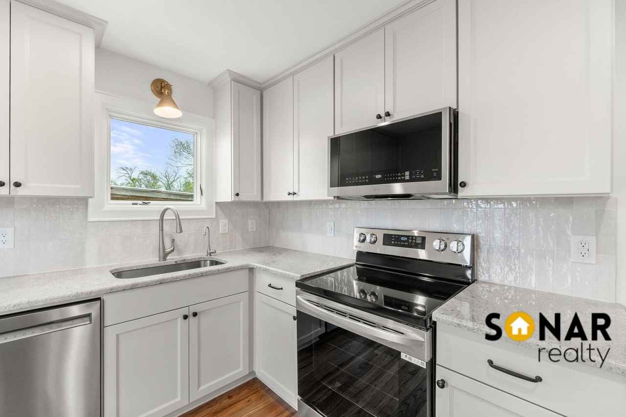 313 S Elm St - Photo 3 of 40