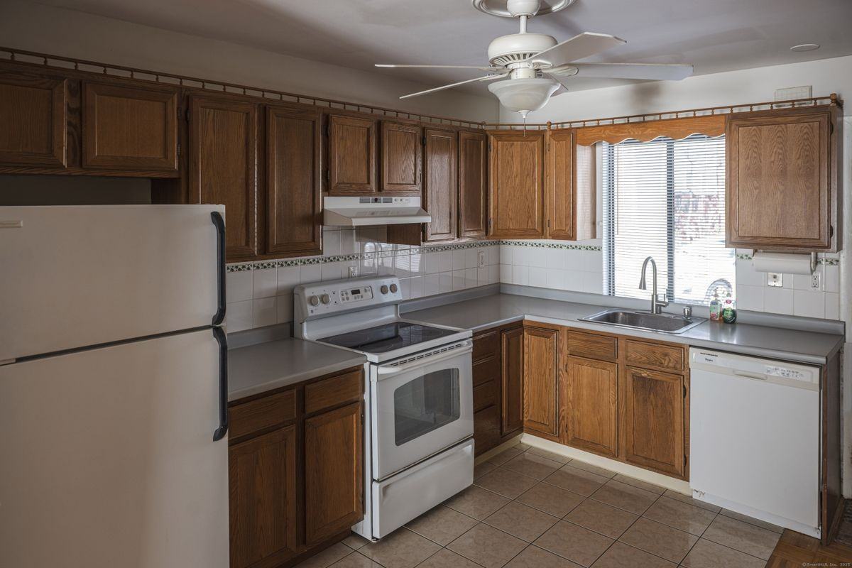 13 Santangelo Ter - Photo 2 of 14