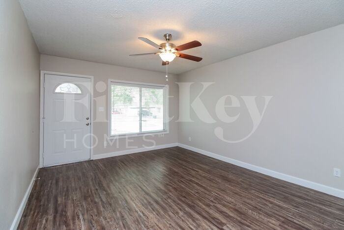 547 N Santa Barbara - Photo 3 of 14