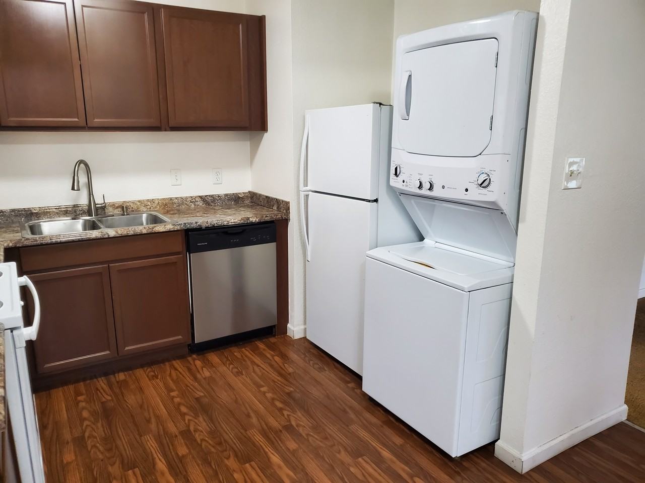 1025 Oak St #4 - Photo 2 of 8