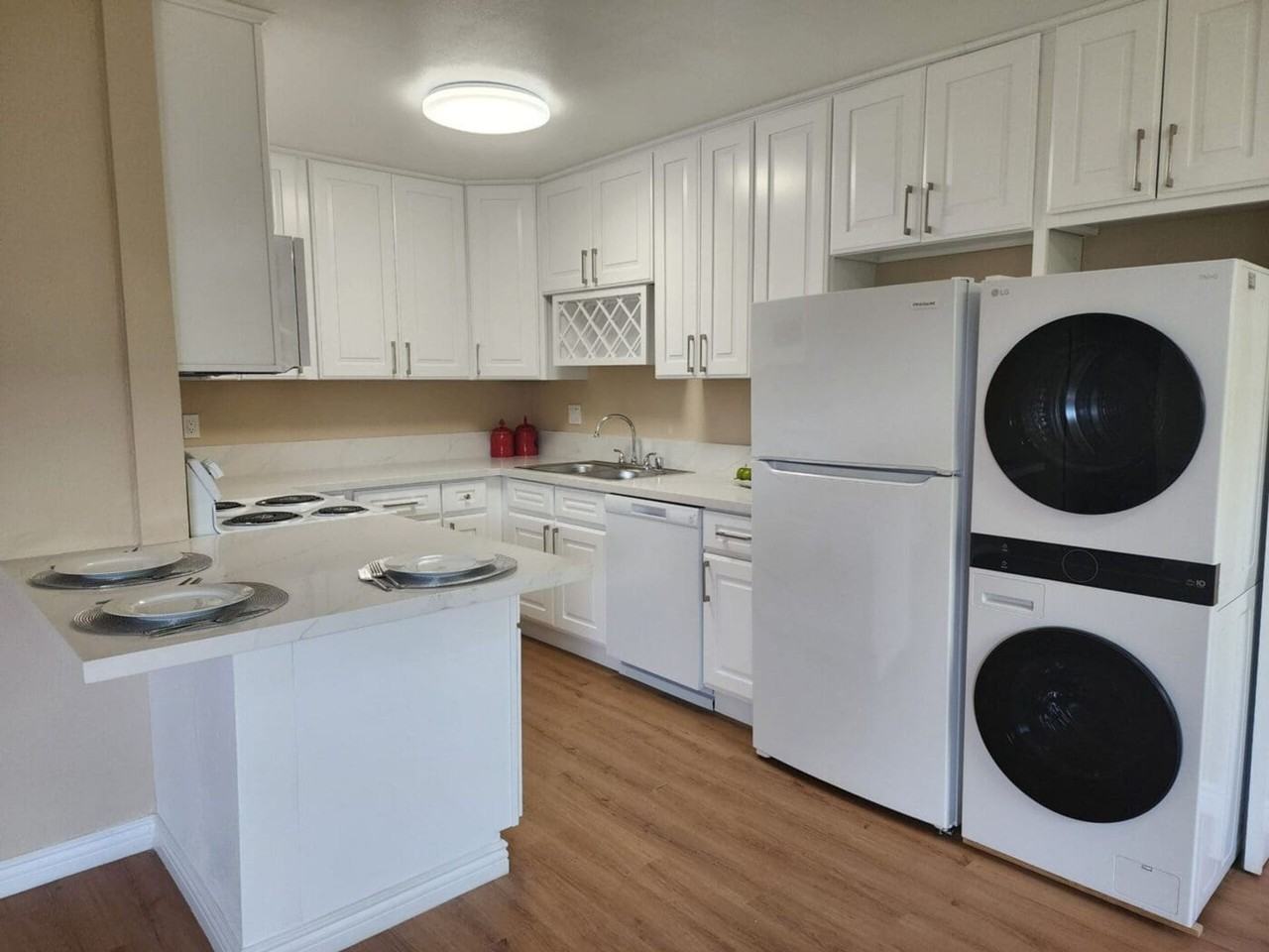 Casa de Helix Apartments - Photo 5 of 50