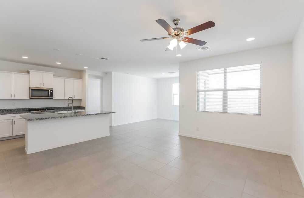 10922 S 56th Ln - Photo 4 of 16