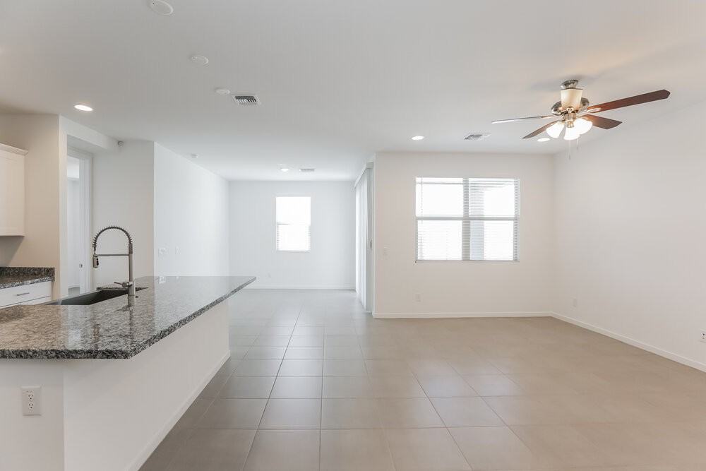 10922 S 56th Ln - Photo 5 of 16