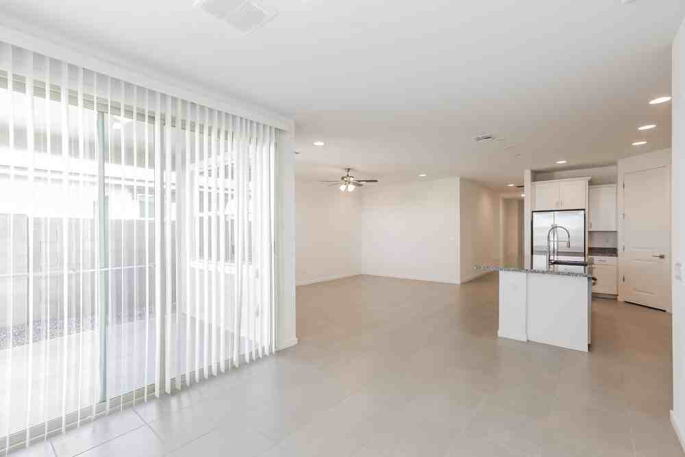 10922 S 56th Ln - Photo 6 of 16