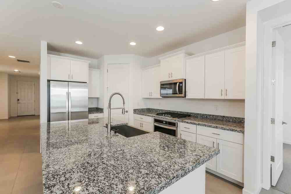 10922 S 56th Ln - Photo 7 of 16