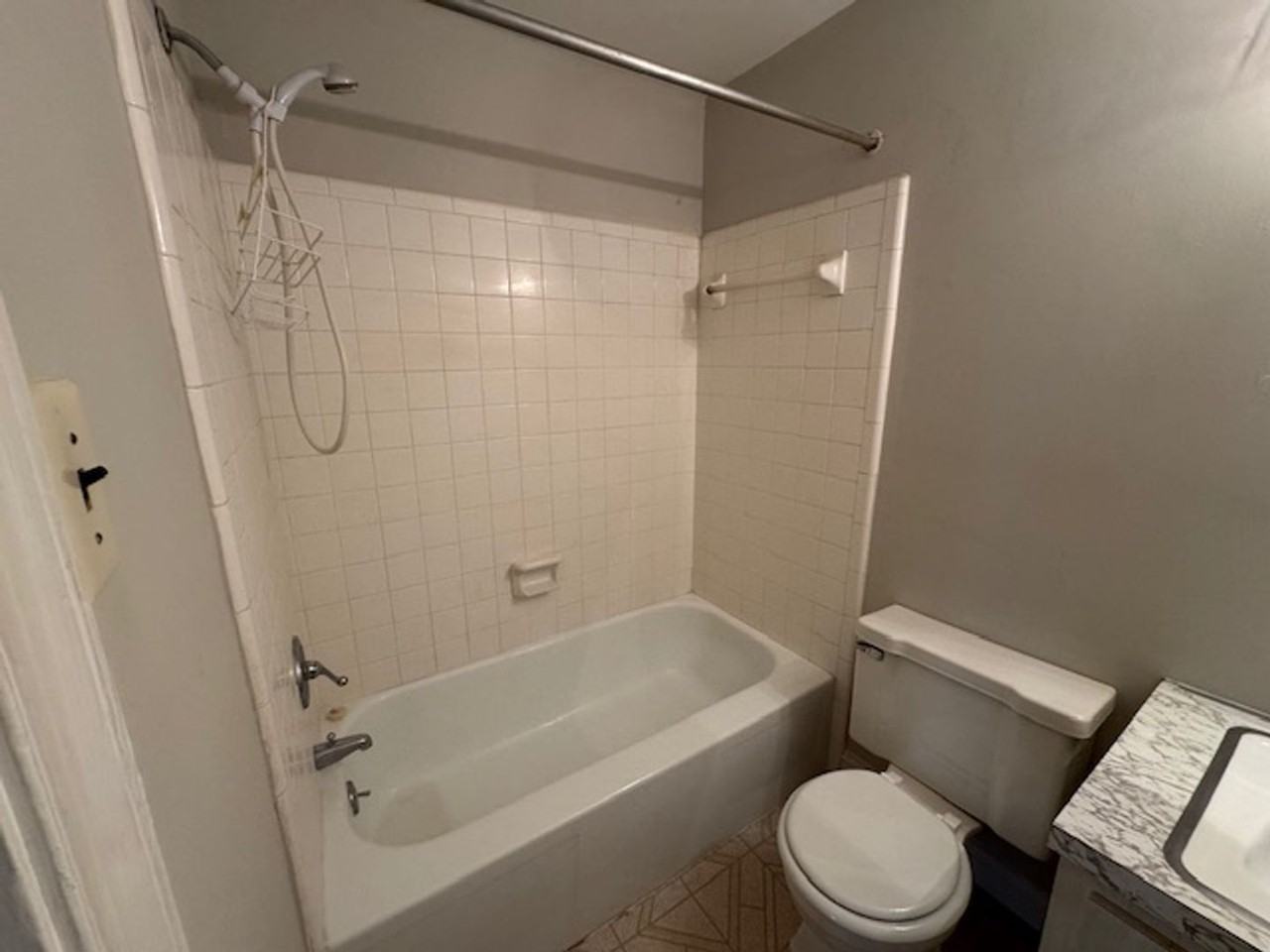 1900-04 Canterbury Court Apartments - Photo 6 of 15