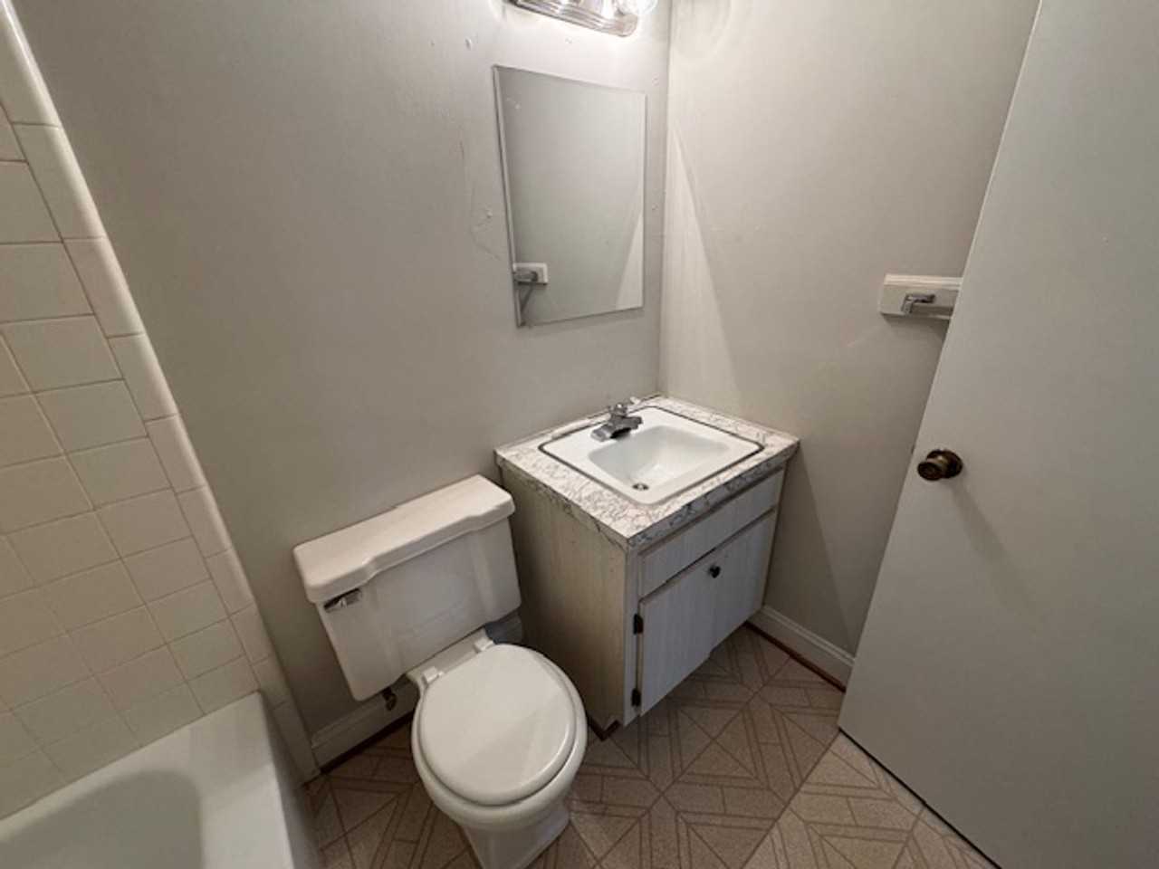 1900-04 Canterbury Court Apartments - Photo 7 of 15