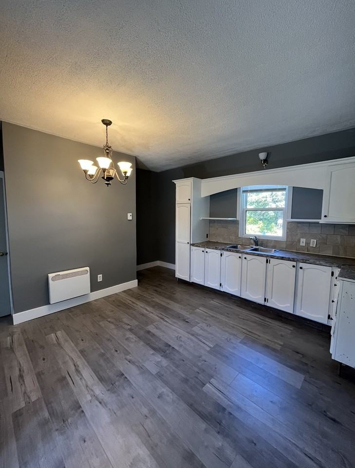 998 996-998 Riverside Drive - 998 #998 - Photo 2 of 11