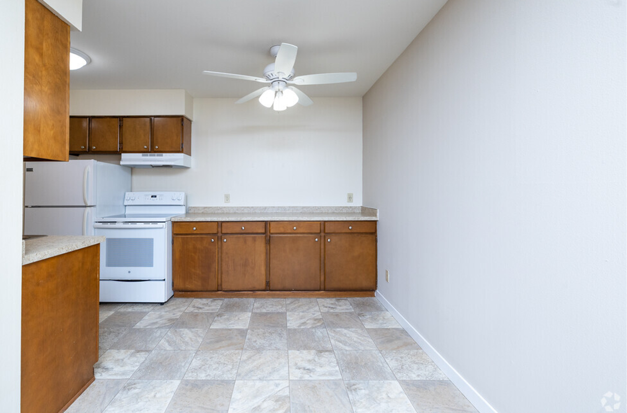 Oakland Manor Apartments - Photo 2 of 18
